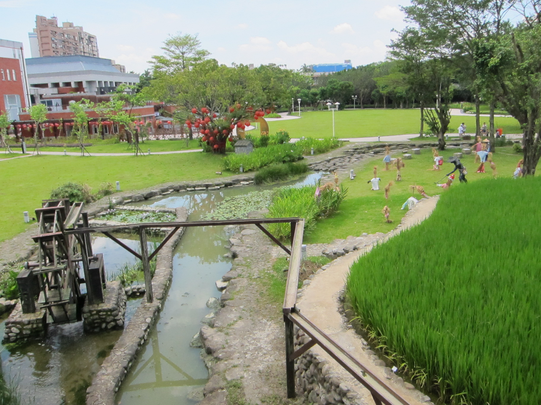 草地奔跑去!客家公園晴雨皆夯