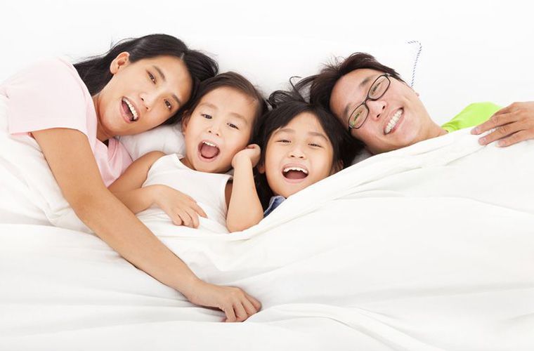 小孩睡中間 爸媽怎麼上床？