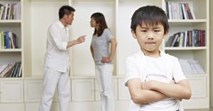 夫妻教養不同調，越親密的家人傷越深