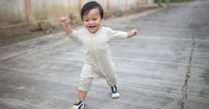 孩子走路內八害跌倒，三狀況盡速就醫