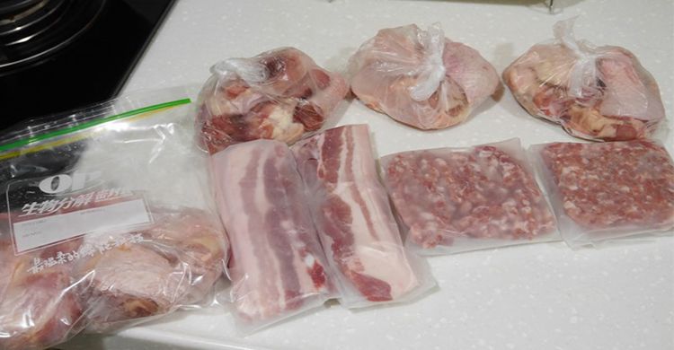不想苦苦等待？冷凍前先把肉片捲成花！