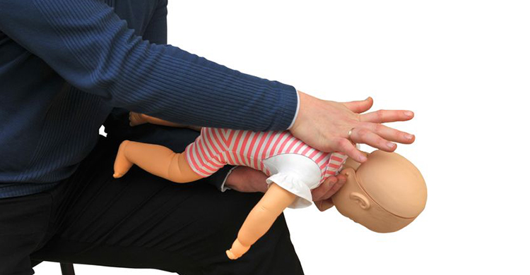 家長必學急救法，兩步驟替寶寶做哈姆立克！