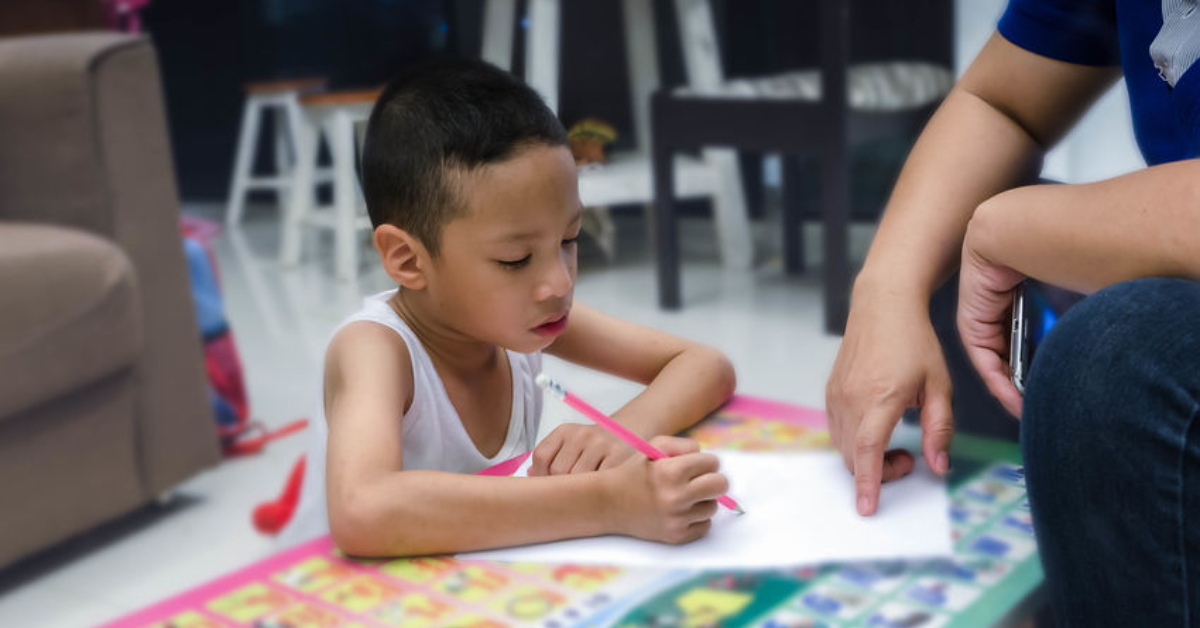 孩子總是不專心？職能治療師的三大心法：別當緊盯不放的橡皮擦爸媽