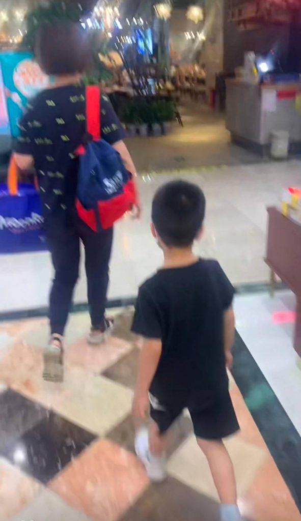 女廁換衣遭5歲男童闖入!媽媽不道歉發生激烈爭執,給孩子正確性教育有多重要?