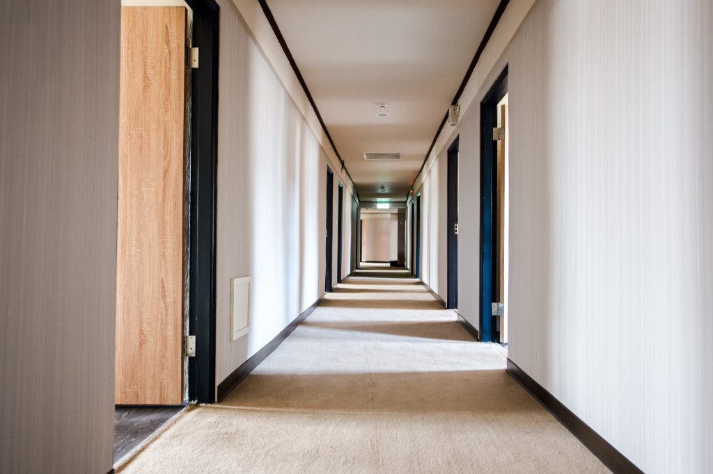 帝王大飯店內部走廊以木質裝潢展現清新氣質