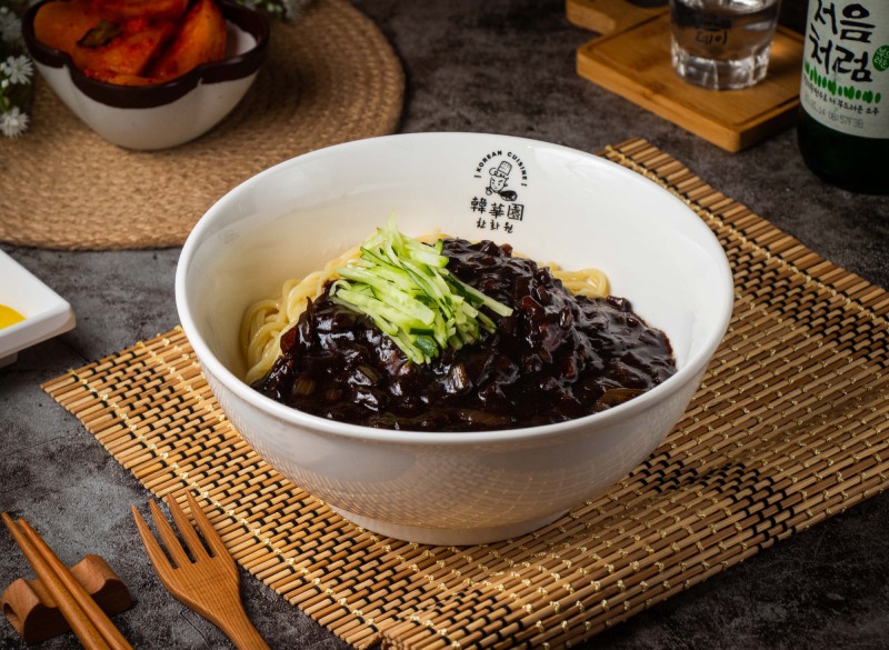 聚餐推薦韓國人開的餐廳《韓華園》，招牌菜：韓式炸醬麵